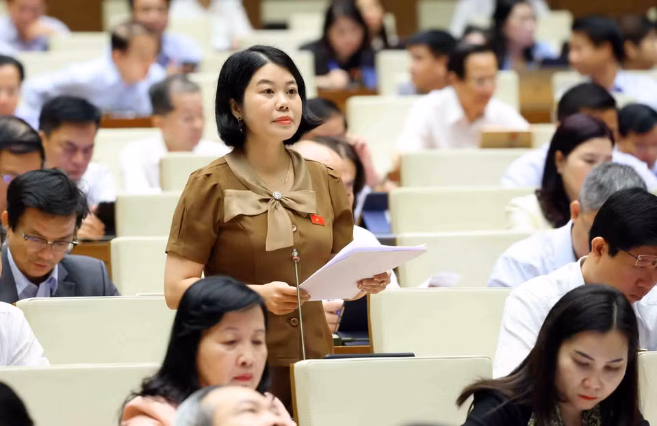Đại biểu Quốc hội tỉnh Bắc Kạn Nguyễn Thị Huế phát biểu. (Ảnh: Phạm Kiên/TTXVN)