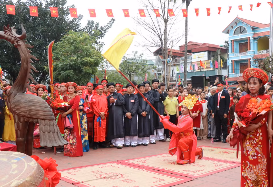 Nghi lễ phất cờ trước khi thực hiện nghi lễ giết "ông ỉn" tế thánh. (Ảnh: Thanh Thương/TTXVN)