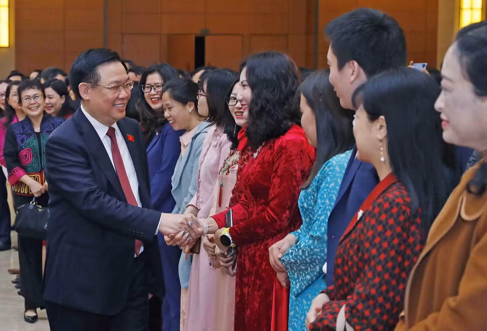 Sáng 15/2 (mùng 6 tháng Giêng), tại Hà Nội, Chủ tịch Quốc hội Vương Đình Huệ gặp mặt, chúc Tết cán bộ, công chức, viên chức, người lao động Văn phòng Quốc hội và các cơ quan của Quốc hội nhân dịp đầu Xuân Giáp Thìn 2024. (Ảnh: Nhan Sáng/TTXVN)