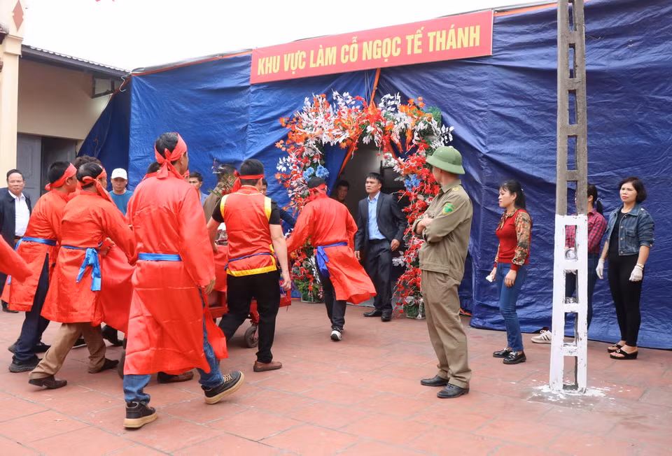 "Ông ỉn" được đưa vào khu kín để giết thịt, tế thánh. Điều này góp phần giảm đi sự phản cảm, đồng thời gìn giữ được những tập tục truyền thống của xứ Kinh Bắc cổ xưa. (Ảnh: Thanh Thương/TTXVN)