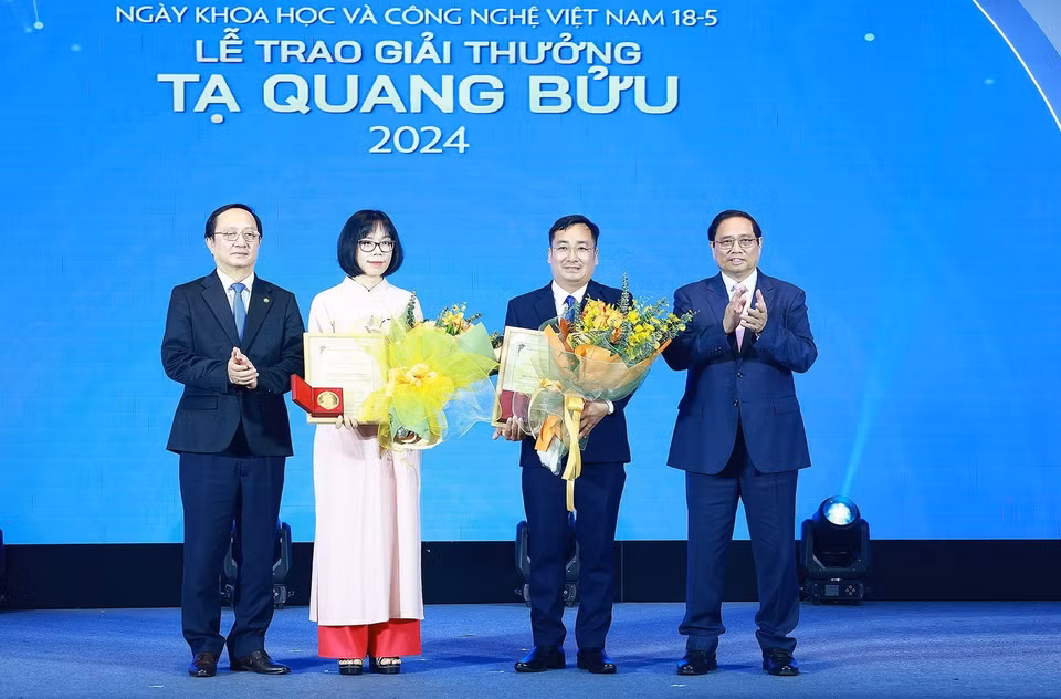 Thủ tướng Phạm Minh Chính trao Giải thưởng Tạ Quang Bửu năm 2023 cho các nhà khoa học là tác giả của các công trình khoa học xuất sắc. (Ảnh: Dương Giang/TTXVN)