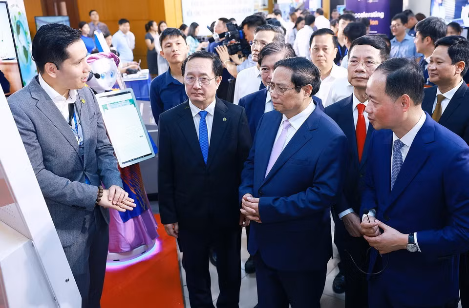 Thủ tướng Phạm Minh Chính tham quan gian trưng bày các sản phẩm ứng dụng khoa học và công nghệ. (Ảnh: Dương Giang/TTXVN)