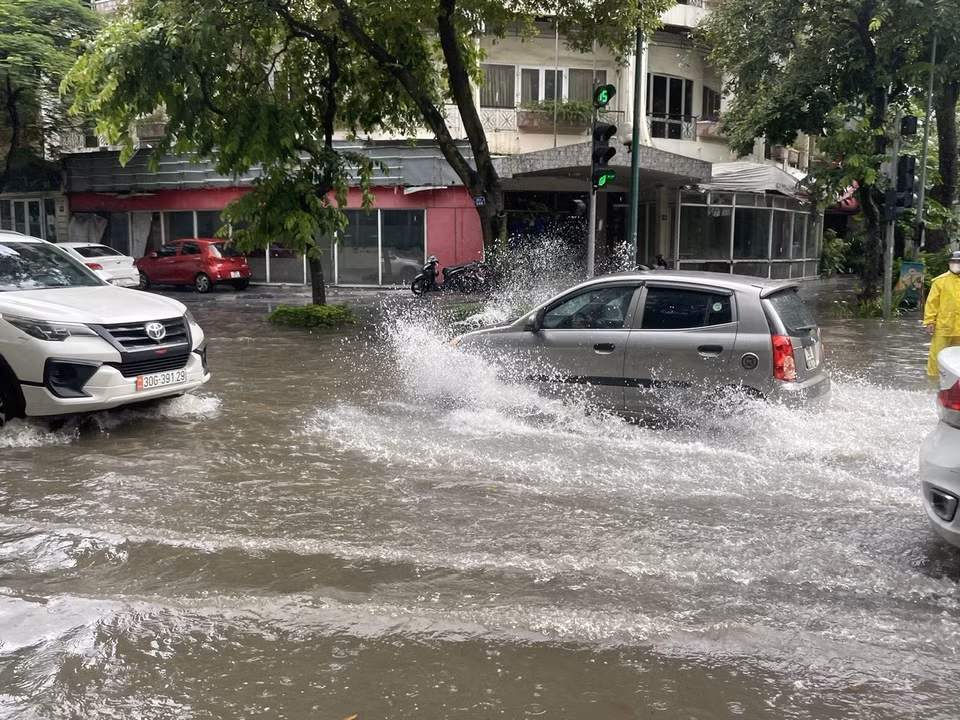 Ngập ở ngã tư Phan Bội Châu-Lý Thường Kiệt, quận Hoàn Kiếm. (Ảnh: An Đăng/TTXVN)