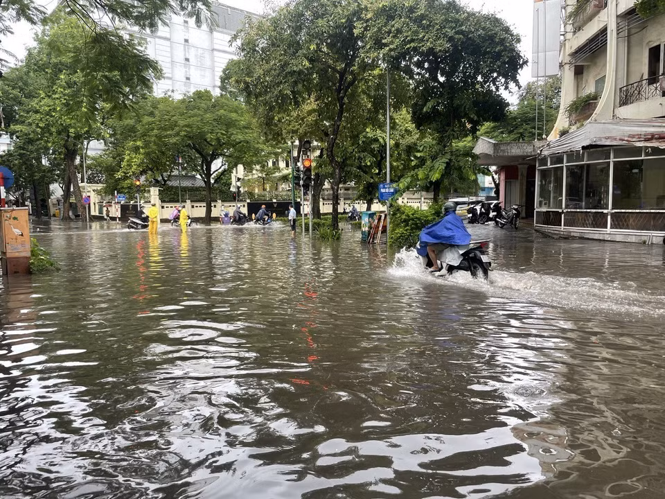 Ngã tư Phan Bội Châu-Lý Thường Kiệt lại ngập nặng. (Ảnh: An Đăng/TTXVN)