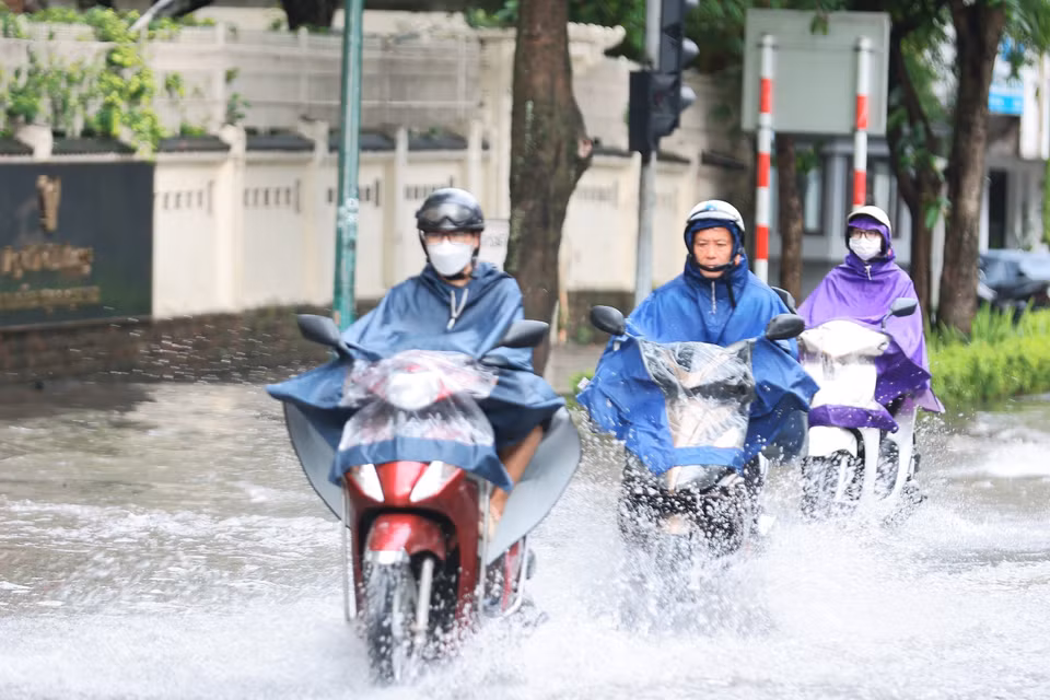 Lại thêm 1 sáng đầu tuần, người người lại được một phen "đội mưa, lội nước" đến công sở. (Ảnh: An Đăng/TTXVN)