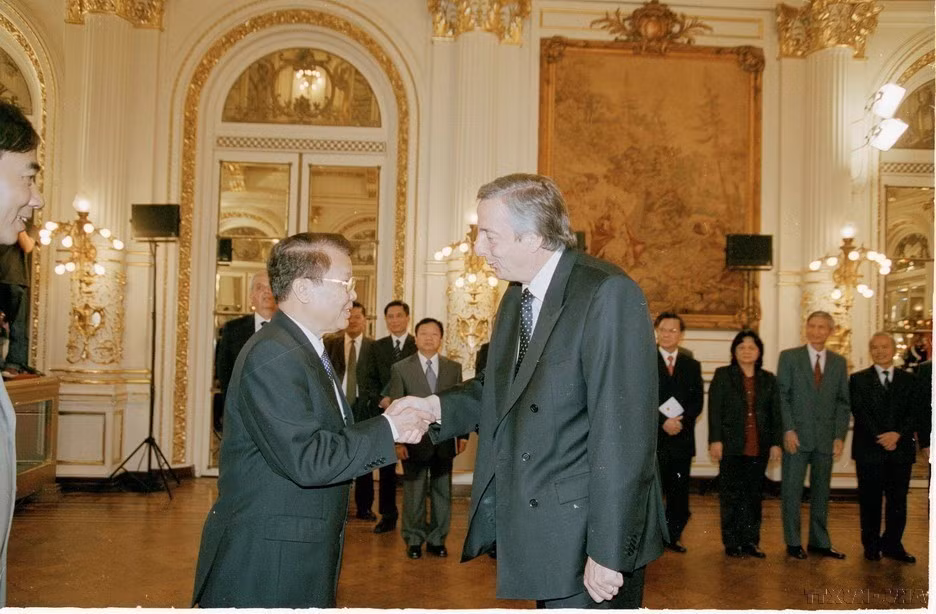 Tổng thống Argentina Néstor Carlos Kirchner đón Chủ tịch nước Trần Đức Lương trong chuyến thăm Argentina (2004). (Ảnh: Nguyễn Khang/TTXVN)