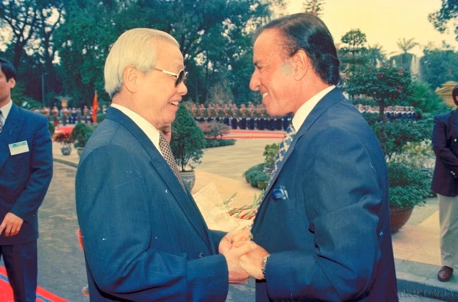 Thủ tướng Võ Văn Kiệt đón Tổng thống Argentina Carlos Saúl Menem thăm hữu nghị chính thức Việt Nam, ngày 17/2/1997, tại Hà Nội. (Ảnh: Kim Hùng/TTXVN)