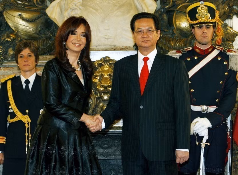 Tổng thống Argentina Cristina Fernandez de Kirchner đón Thủ tướng Nguyễn Tấn Dũng thăm Agentina (2010). (Ảnh: Đức Tám/TTXVN)