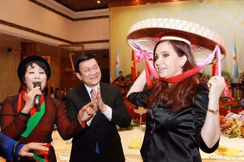 Chủ tịch nước Trương Tấn Sang và Tổng thống Cộng hòa Argentina Cristina Fernandez de Kirchner cùng với diễn viên Nhà hát Ca Múa Nhạc Việt Nam (21/1/2013). (Ảnh: Nguyễn Khang/TTXVN) 