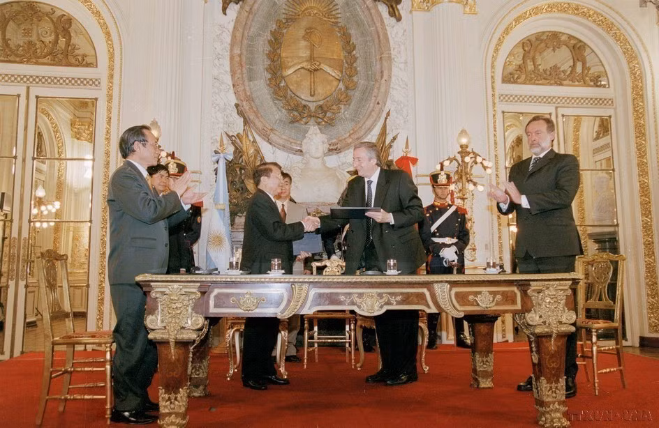 Chủ tịch nước Trần Đức Lương và Tổng thống Argentina Néstor Carlos Kirchner ký Tuyên bố chung (22/11/2004). (Ảnh: Nguyễn Khang/TTXVN)