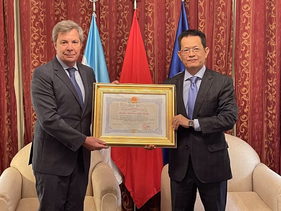 Đại sứ Việt Nam tại Argentina Dương Quốc Thanh trao tặng Huân chương Hữu nghị cho ông Juan Carlos Valle Raleigh, nguyên Đại sứ Argentina tại Việt Nam (2022). (Ảnh: Hoài Nam/TTXVN)