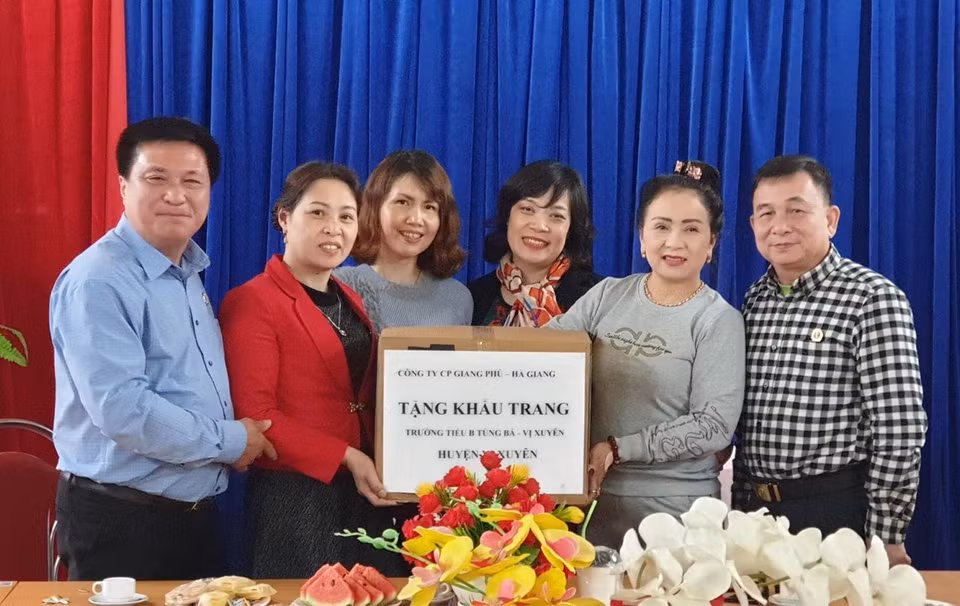 Hội Cựu chiến binh TTXVN cùng nhà tài trợ Công ty CP Giang Phú tặng khẩu trang cho trường tiểu học Tùng Bá B. (Ảnh: PV/Vietnam+)