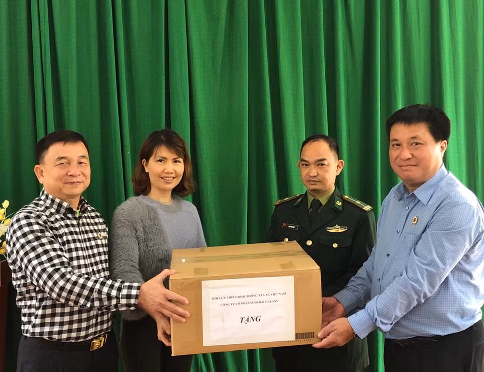 Hội Cựu chiến binh TTXVN cùng nhà tài trợ Công ty CP Suối Hai Galaxy tặng bộ Chỉ huy Bộ đội biên phòng tỉnh Hà Giang 300 chiếc khẩu trang. (Ảnh: PV/Vietnam+)