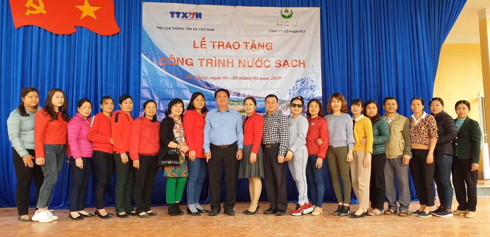 Lễ trao tặng công trình nước sạch của Hội Cựu chiến binh TTXVN. (Ảnh: PV/Vietnam+)