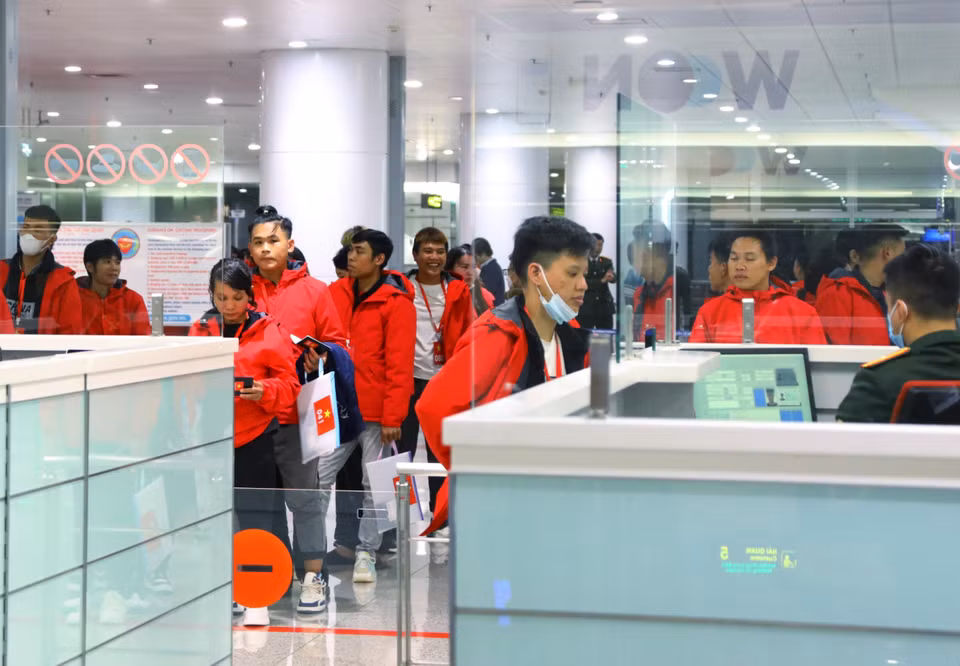 Công dân Việt Nam từ Myanmar làm thủ tục nhập cảnh tại Sân bay ﻿Quốc tế Nội Bài, Hà Nội, rạng sáng 5/12. (Ảnh: Văn Điệp/TTXVN)