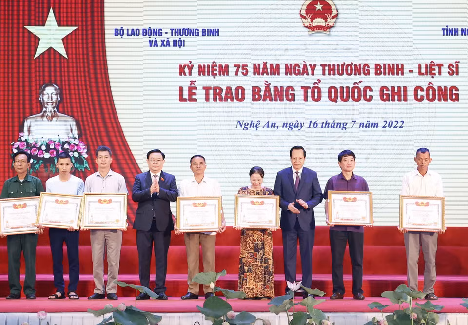 Chủ tịch Quốc hội Vương Đình Huệ và Bộ trưởng Bộ Lao động - Thương binh và Xã hội Đào Ngọc Dung trao Bằng Tổ quốc ghi công cho thân nhân các gia đình liệt sĩ. Ảnh: Doãn Tấn - TTXVN