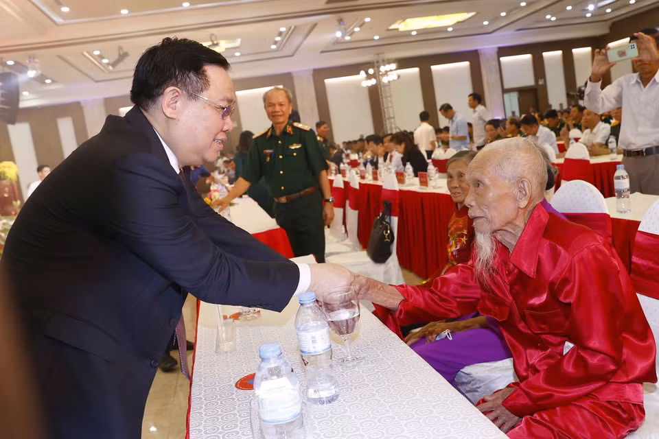Chủ tịch Quốc hội Vương Đình Huệ với các đại biểu. Ảnh: Doãn Tấn - TTXVN