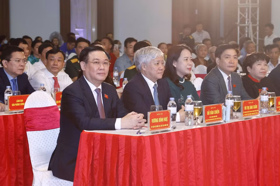 Chủ tịch Quốc hội Vương Đình Huệ và đại biểu dự Lễ trao Bằng Tổ quốc ghi công. Ảnh: Doãn Tấn - TTXVN