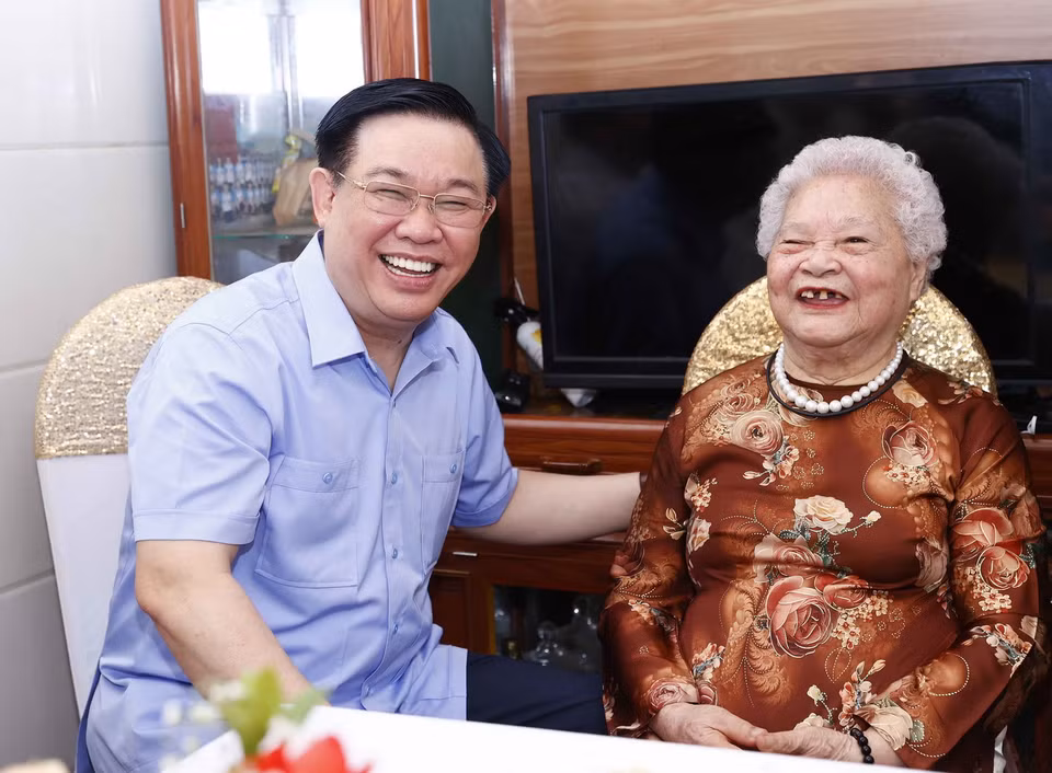 Chủ tịch Quốc hội Vương Đình Huệ và Mẹ Việt Nam Anh hùng Nguyễn Thị Kim Oanh tại phường Hồng Sơn, thành phố Vinh, tỉnh Nghệ An. (Ảnh: Doãn Tấn/TTXVN)