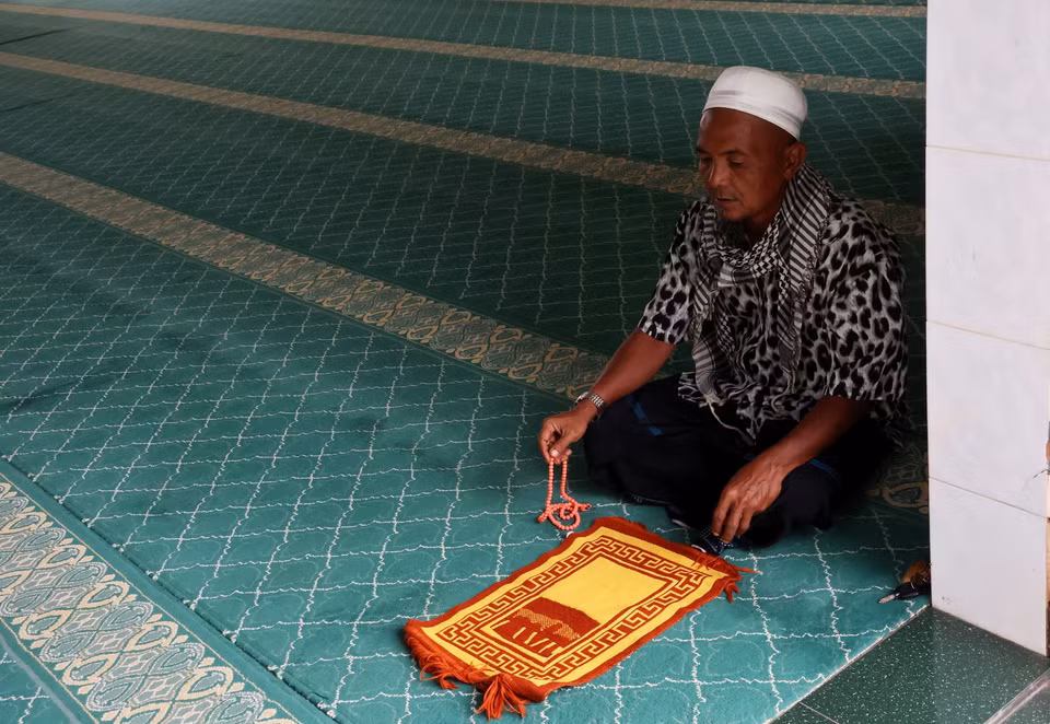 Giáo dân ở làng Chăm Xuân Hưng làm lễ trong thánh đường Masjid Nourul Ehsaan. (Ảnh: Hồng Đạt/TTXVN)