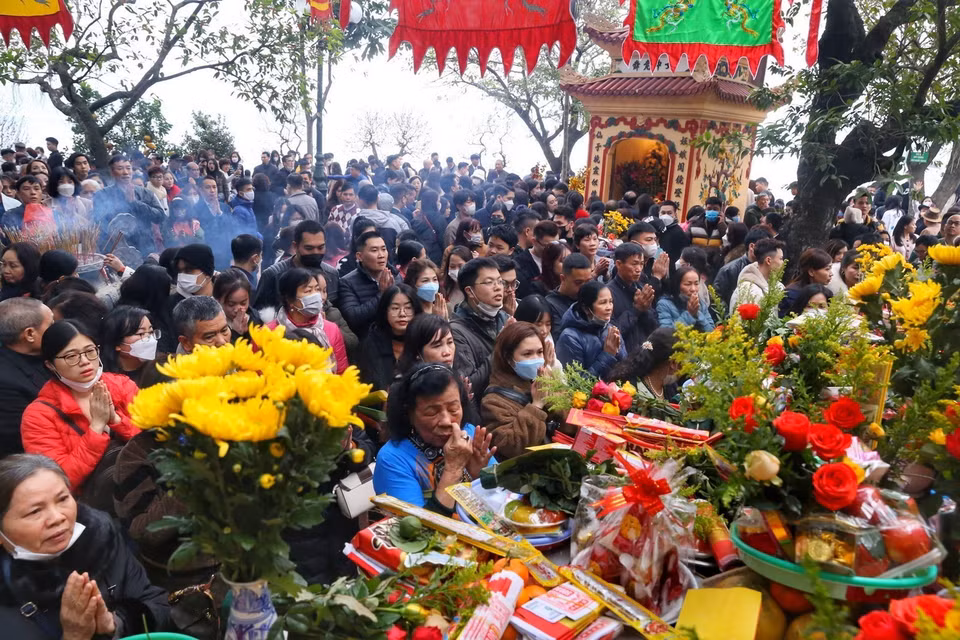 Đông đảo người dân đi lễ cầu bình an năm mới tại Phủ Tây Hồ. (Ảnh: Tuấn Đức/TTXVN_