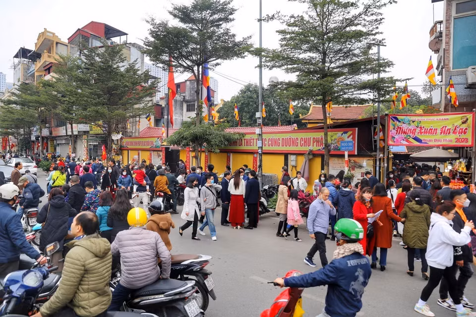 Đông đảo người dân đi lễ cầu bình an tại Tổ đình Phúc Khánh. (Ảnh: Tuấn Đức/TTXVN_
