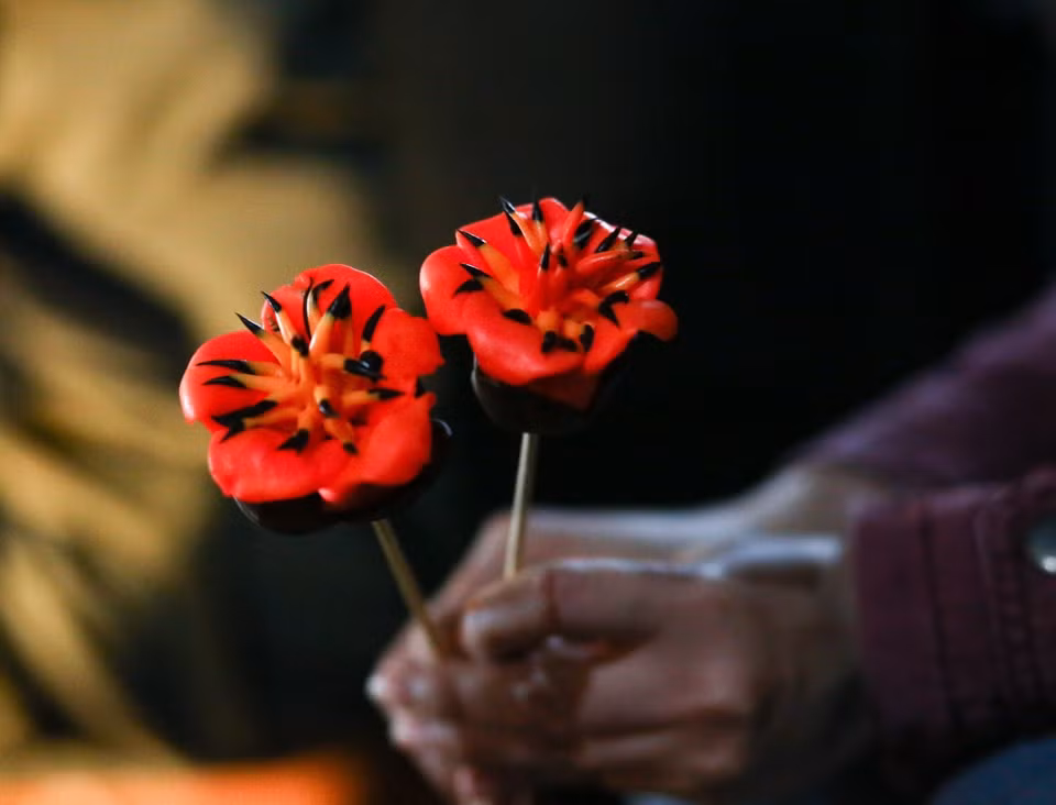 Cây tò he hình hoa gạo. (Ảnh: Thu Phương/TTXVN phát)