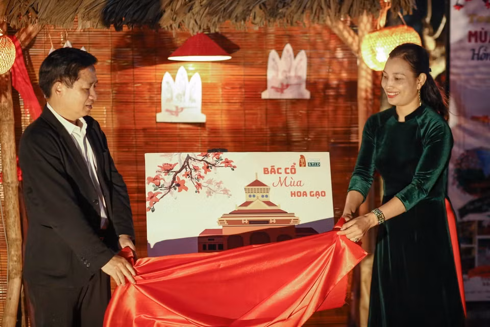 Các đại biểu thực hiện nghi thức khai trương chương trình. (Ảnh: Thu Phương/TTXVN phát)