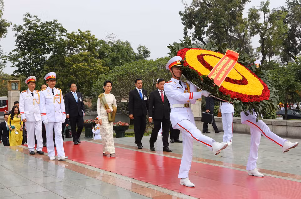 Cố vấn Nhà nước, Bộ trưởng Ngoại giao, Bộ trưởng Văn phòng Tổng thống Cộng hòa Liên bang Myanmar, bà Aung San Suu Kyi đến đặt vòng hoa tại Đài tưởng niệm các Anh hùng Liệt sỹ. (Ảnh: Dương Giang/TTXVN)