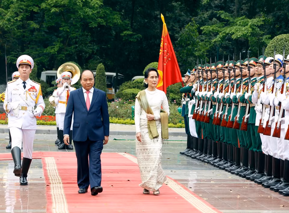 Thủ tướng Nguyễn Xuân Phúc và Cố vấn Nhà nước, Bộ trưởng Ngoại giao và Bộ trưởng Văn phòng Tổng thống nước CHLB Myanmar Aung San Suu Kyi duyệt Đội danh dự Quân dội nhân dân Việt Nam. (Ảnh: Thống Nhất/TTXVN)