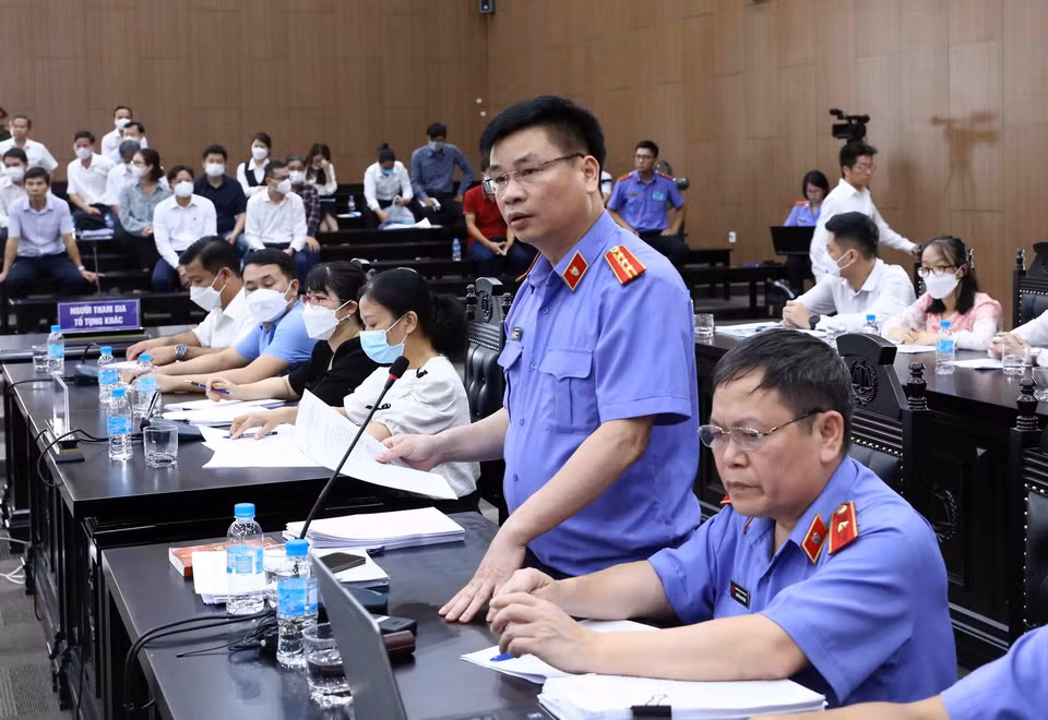 Đại diện Viện Kiểm sát công bố bản cáo trạng các bị cáo tại Phiên tòa. (Ảnh: Phạm Kiên/TTXVN)