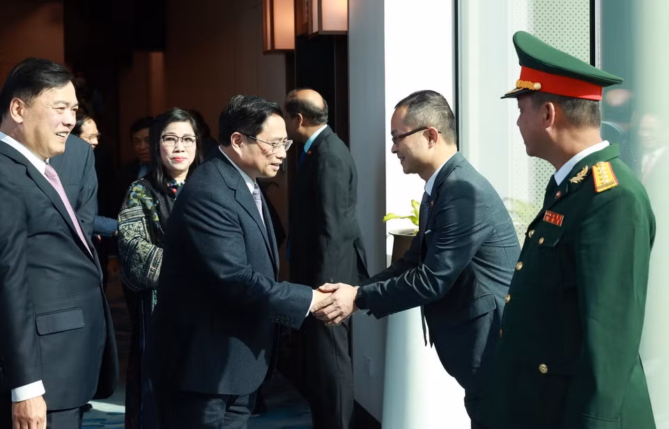 Cán bộ, nhân viên Đại sứ quán và cộng đồng người Việt Nam đón Thủ tướng Phạm Minh Chính và Phu nhân tại sân bay Changi. (Ảnh: Dương Giang/TTXVN)