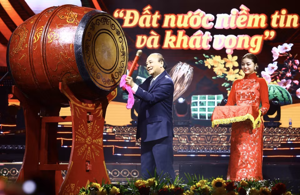 Chủ tịch nước Nguyễn Xuân Phúc đánh trống khai Xuân. (Ảnh: TTXVN)