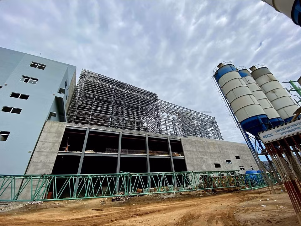Mỗi ngày, nhà máy sẽ tiếp nhận và đốt khoảng 4.000 tấn rác, tương đương 70% lượng rác của cả thành phố Hà Nội. (Ảnh: Trung Nguyên/TTXVN) 
