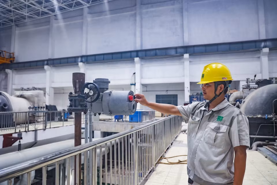 Việc vận hành nhà máy chia làm 3 giai đoạn với tổng số 5 lò đốt và 3 tổ máy phát điện. Giai đoạn 1 sẽ có 1 lò đốt và 1 tổ máy vận hành, khoảng 1.000 tấn rác được nhà máy tiếp nhận mỗi ngày. Giai đoạn 2 gồm 2 lò đốt và giai đoạn 3 gồm 2 lò đốt nữa sẽ vận hành trong năm 2022. Trong ảnh: Công nhân vận hành thử nghiệm quy trình đốt rác, biến rác thành điện năng tại nhà máy. (Ảnh: Trung Nguyên/TTXVN) 
