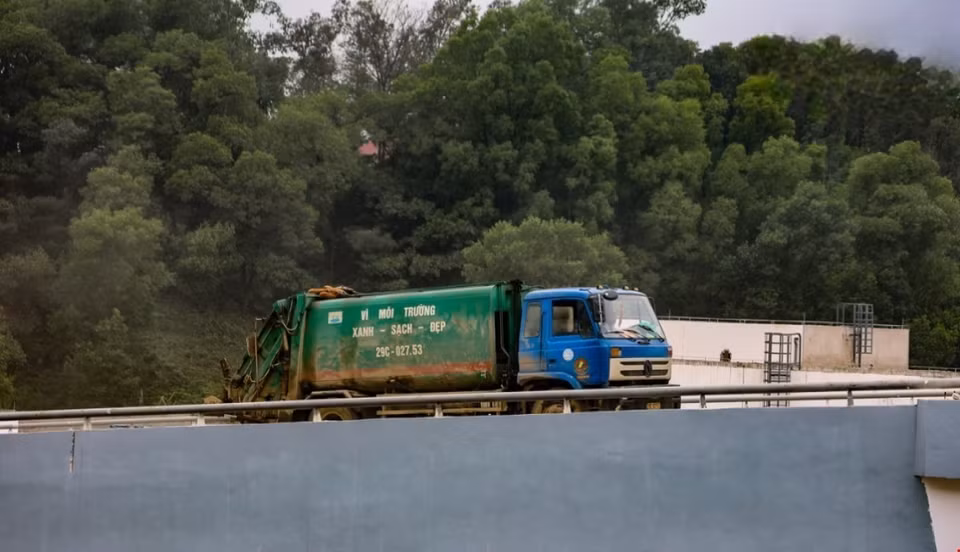 Khoảng 70% rác thải sinh hoạt không phân loại của 9 quận nội thành và 5 huyện trên địa bàn thành phố Hà Nội sẽ được vận chuyển về đây mỗi ngày. (Ảnh: Trung Nguyên/TTXVN)