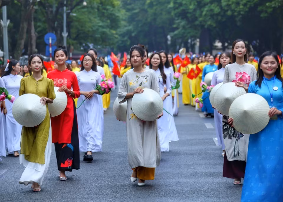 Lễ hội Áo dài Du lịch Hà Nội mở ra định hướng mới, góp phần không nhỏ để du lịch Việt Nam nói chung, Hà Nội nói riêng trở thành điểm đến yêu mến, sự lựa chọn hàng đầu của nhiều du khách trong nước và bạn bè quốc tế, là Điểm đến du lịch Thành phố hàng đầu thế giới. (Ảnh: Tuấn Đức/TTXVN)