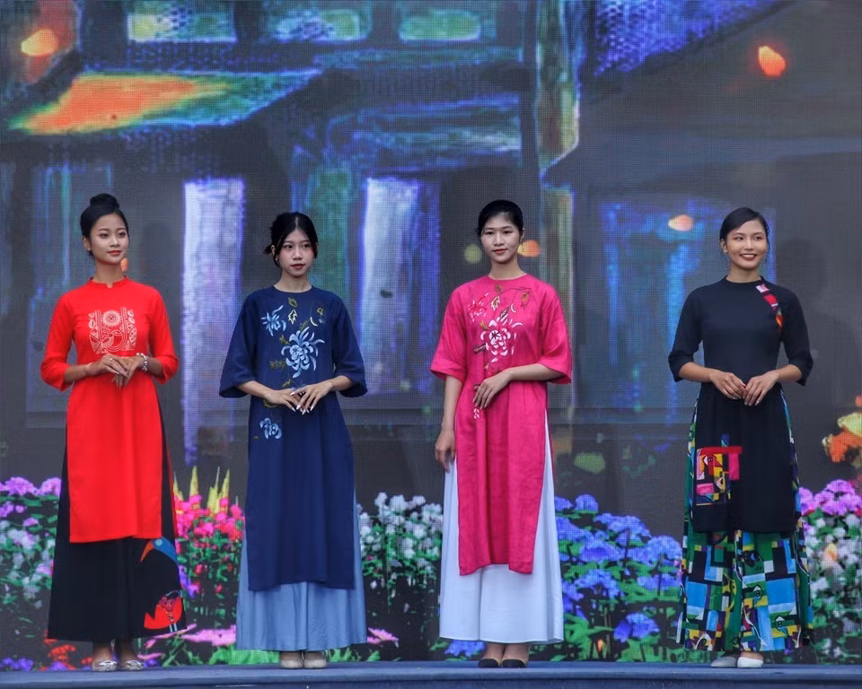 Thông qua chuỗi hoạt động này ngành du lịch Thủ đô mong muốn đưa hình ảnh Áo dài truyền thống dần trở thành “đại sứ du lịch” - một sản phẩm đặc trưng của vùng đất kinh kỳ ngàn năm văn hiến. (Ảnh: Tuấn Đức/TTXVN)
