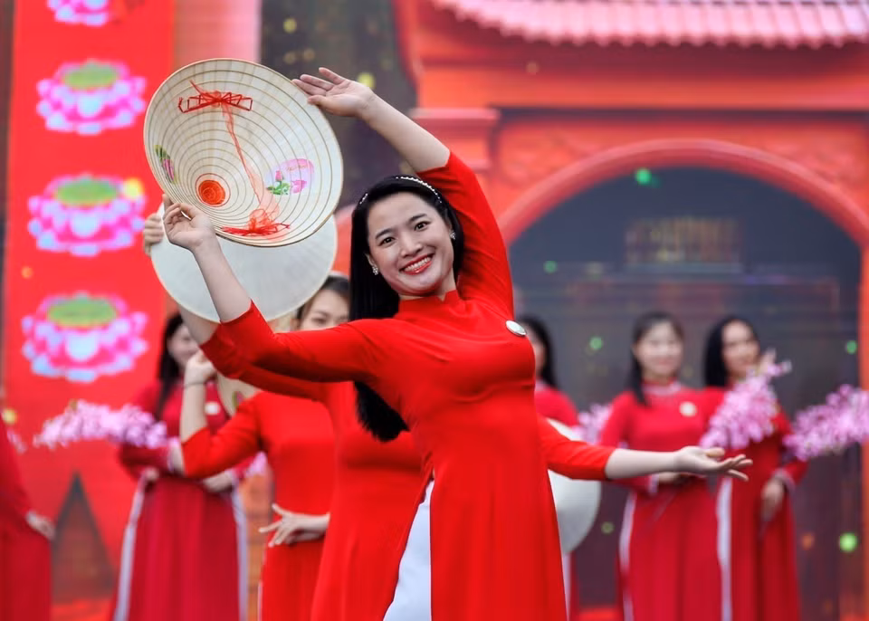Phụ nữ thuộc các quận, huyện trên địa bàn Thủ đô trình diễn áo dài. (Ảnh: Tuấn Đức/TTXVN)