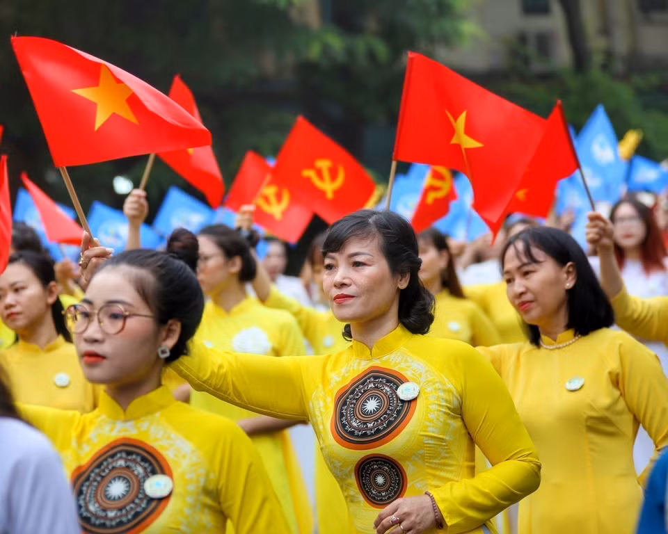 Một màn đồng diễn áo dài của phụ nữ thuộc các quận, huyện trên địa bàn Thủ đô. (Ảnh: Tuấn Đức/TTXVN) 