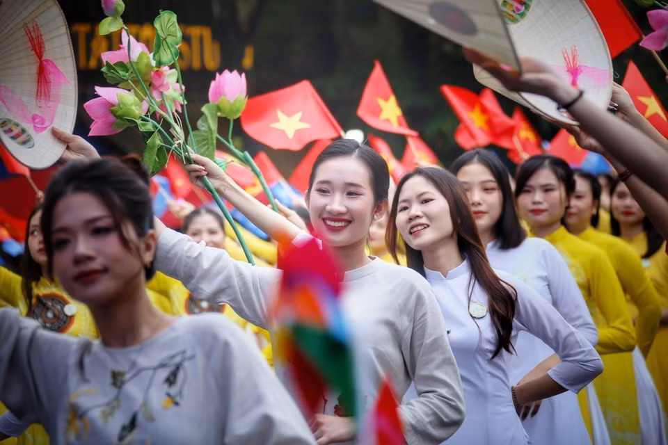 Màn đồng diễn áo dài của phụ nữ thuộc các quận, huyện trên địa bàn Thủ đô. (Ảnh: Tuấn Đức/TTXVN)