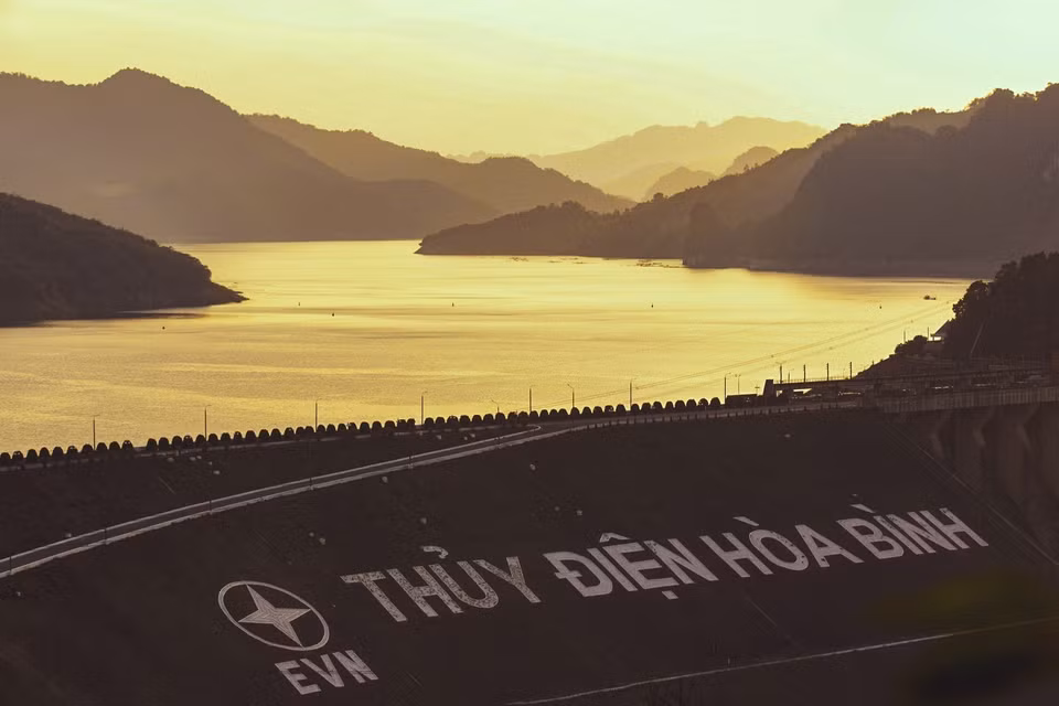 Khung cảnh núi non trùng điệp trong chiều Thu hoàng hôn trên hồ Hòa Bình. (Ảnh: Trọng Đạt/TTXVN)