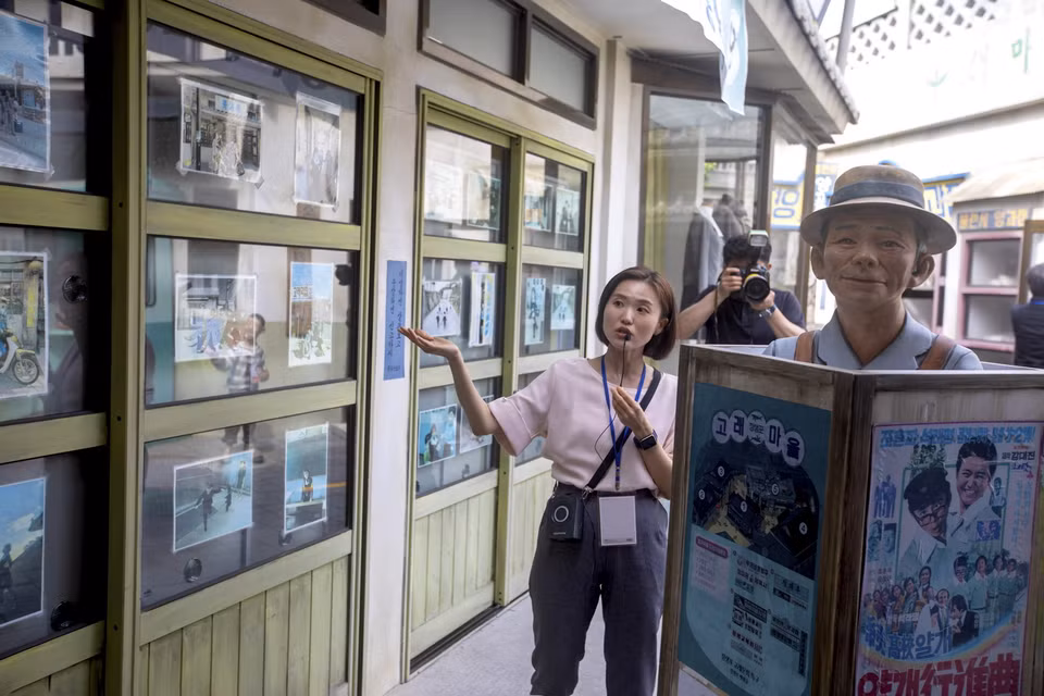  Một Hướng dẫn viên đang giới thiệu về Làng văn hóa cá Voi ở Ulsan, Hàn Quốc. (Ảnh: Anh Nguyên/TTXVN)