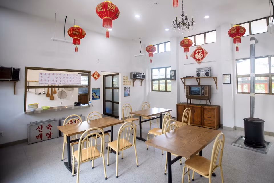  Không gian trong quán ăn của người dân Làng Jangsaengpo trong những năm 1980. (Ảnh: Anh Nguyên/TTXVN)