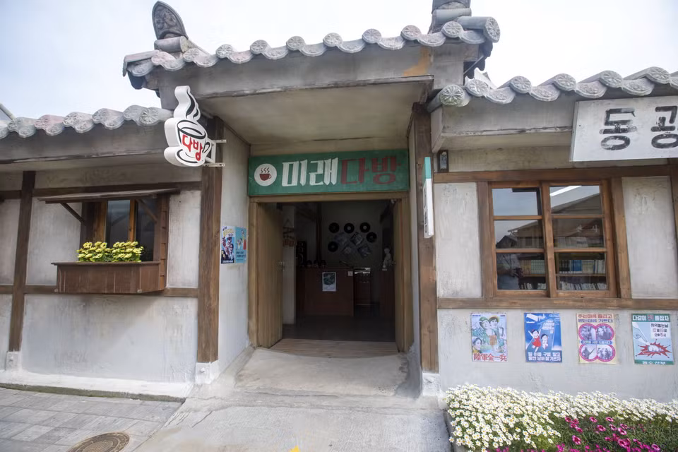  Một quán cafe truyền thống của người dân Làng Jangsaengpo trong những năm 1980. (Ảnh: Anh Nguyên/TTXVN)