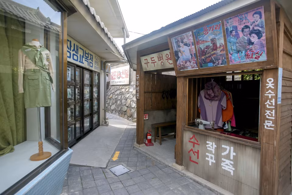  Một hiệu may mặc của Làng Jangsaengpo ở Ulsan trong những năm 1980. (Ảnh: Anh Nguyên/TTXVN)