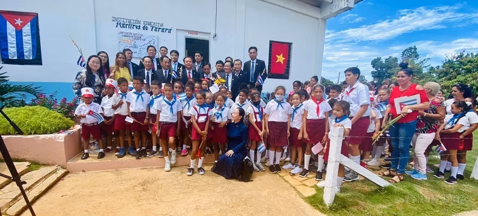 Đoàn công tác Đảng, chính quyền và doanh nghiệp tỉnh Bình Dương thăm trường tiểu học Mártires de Tarará (Những Liệt sỹ vùng Tarará) và làng Bến Tre năm 2022. (Ảnh: Mai Phương/TTXVN)