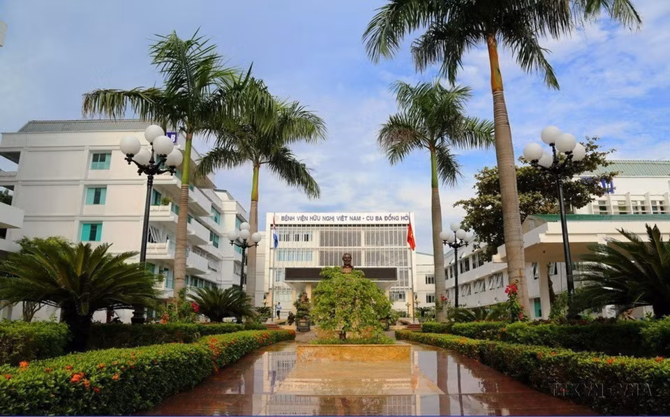 Bệnh viện Việt Nam–Cuba Đồng Hới ở tỉnh Quảng Bình - biểu tượng của tình hữu nghị sắt son Việt Nam-Cuba, một trong năm công trình kinh tế-xã hội hiện đại được Cuba tặng Việt Nam năm 1973, sau chuyến thăm của Lãnh tụ Cuba Fidel Castro. (Ảnh: Mạnh Thành/TTXVN)