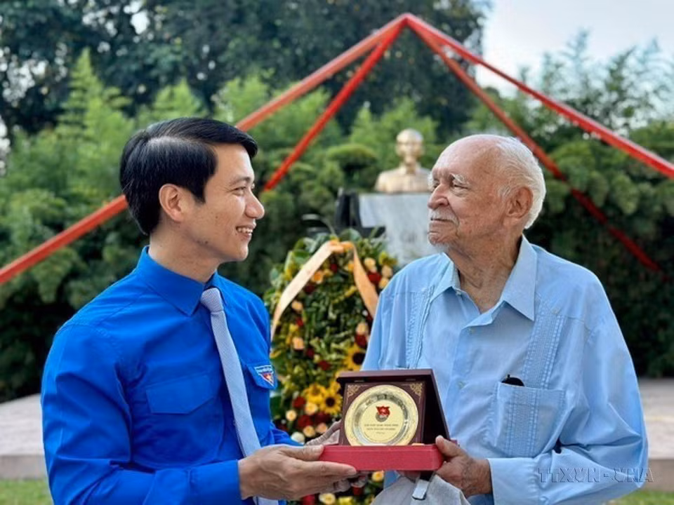 Bí thư thường trực BCH Trung ương Đoàn TNCS Hồ Chí Minh, Chủ tịch Hội Liên hiệp Thanh niên Việt Nam Nguyễn Ngọc Lương tặng quà lưu niệm cho kiến trúc sư Joel Diaz, Phó Chủ tịch Hội Hữu nghị Cuba-Việt Nam, người thiết kế công trình tượng đài Chủ tịch Hồ Chí Minh tại La Habana, Cuba, năm 2022. (Ảnh: Mai Phương/TTXVN)