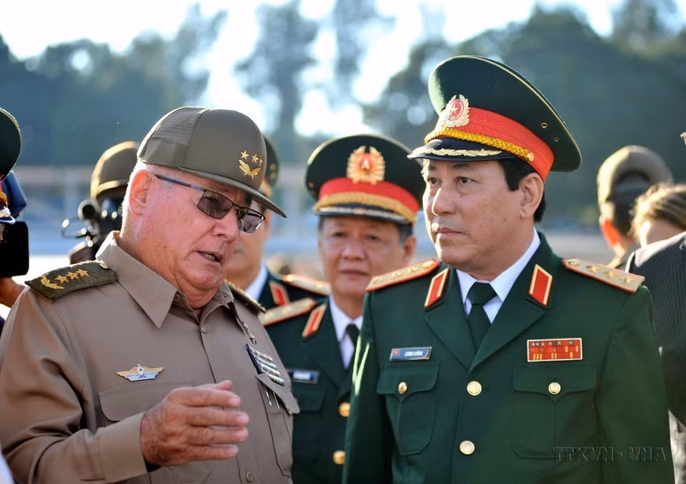 Thượng tướng Álvaro López Miera, Ủy viên Bộ Chính trị, Thứ trưởng thứ nhất, Tổng Tham mưu trưởng các Lực lượng Vũ trang Cách mạng Cuba đón Thượng tướng Lương Cường sang thăm và làm việc tại Cuba năm 2018. (Ảnh: Vũ Lê Hà/TTXVN)